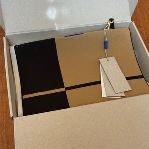 Rothy’s Wristlet Camel and Black style 093-008